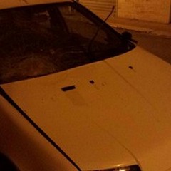 Uno scoppio di petardi e un vetro in frantumi: danneggiata una Fiat Punto bianca