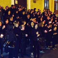 Docenti a lutto nelle scuole, questa sera il flash-mob in Largo La Ginestra