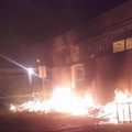 Incendio all'ex mercato dei fiori in via Carelli - LE FOTO