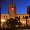 La Torre dell'orologio si illumina di rosso per celebrare la Giornata Mondiale della Croce Rossa (FOTO)