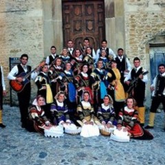 Cantori in costume e mangiafuoco in corso Dante