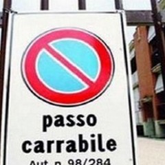 L'incubo della sosta vietata... non per gli automobilisti, ma per i proprietari dei locali