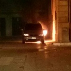 Opel Zafira brucia nei pressi di via Bovio