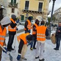 I migranti collaborano a liberare le strade dalla neve