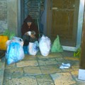 La donna col giubbino rosso, un'altra senzatetto in cerca di riparo a Terlizzi
