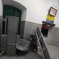 Devastate le sedute all'interno della stazione di Terlizzi