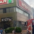 Incendio al bar dell'Interspar di Terlizzi, danni ingenti per un corto circuito