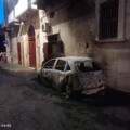 Tornano gli incendi a Terlizzi: brucia un'auto in via Colonna