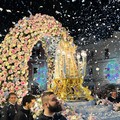 Il simulacro della Vergine del Rosario in processione sul carro floreale – LE FOTO