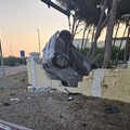 Salta la rotatoria sulla Terlizzi-Molfetta e si schianta contro un muro