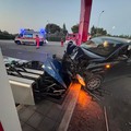 Si schianta contro la pompa di carburanti sradicando la colonnina