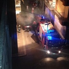 Notte movimentata in Via Isonzo: prende fuoco un'auto