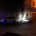 Fiamme danneggiano auto in via D'Ercole: telecamere riprendono un uomo