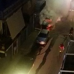 Auto in fiamme in via Piave