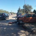 Perde il controllo dell'auto e finisce contro un muro: due feriti