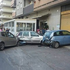 Perde una ruota e si schianta contro tre auto parcheggiate