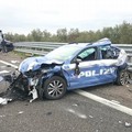 Polizia si ferma per prestare soccorso, travolta da un tir sull'A14