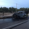 Auto prende fuoco mentre è in marcia: illesi i passeggeri