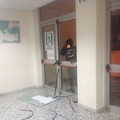 Alterato distrugge la vetrata di una porta di emergenza dell'Ospedale  "M.Sarcone "