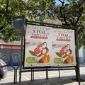 Agganciato un mastello alla plancia delle affissioni