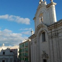 La salma di Mons. Martella in Cattedrale a Molfetta per l'omaggio dei fedeli