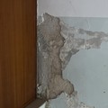 Il  "Sarcone " cade a pezzi: calcinacci nelle stanze, porte e mattonelle divelte (LE FOTO)