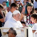 Quattro bambini di Terlizzi salgono sulla papamobile di Francesco