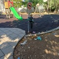 Sporcizia nell'area giochi di viale Aldo Moro
