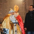 San Nicola sta arrivando e si prepara a calarsi dalla torre Normanna