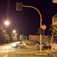 Pericolante e spento da settimane il semaforo in Viale Federico II