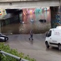 Sottopasso allagato, auto bloccata dalla pioggia (video)