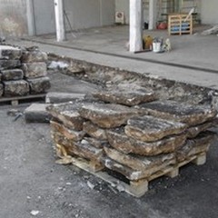 Ritrovate antiche basole in pietra sotto l'asfalto del mercato ortofrutticolo