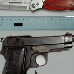 Minaccia di morte un vicino con un coltello, in casa aveva pure una pistola