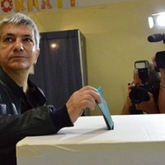 Regionali 2015, le immagini di Nichi Vendola al seggio