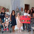 Un libro tattile dedicato al Carro Trionfale donato al Comitato Festa Maggiore 2025