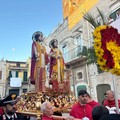 Santi Medici, i fedeli hanno accompagnato le sacre effigi in processione
