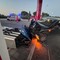 Si schianta contro la pompa di carburanti sradicando la colonnina