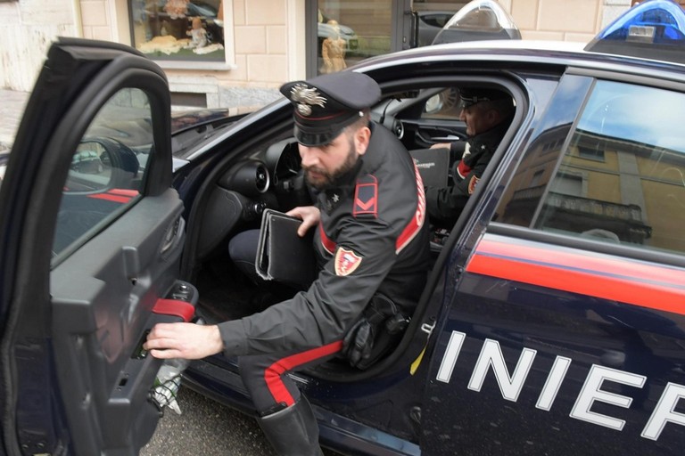 Con la scusa di un passaggio, sale in auto e gli ruba lo smartphone