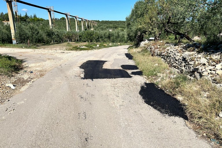 Colmatura di buche stradali