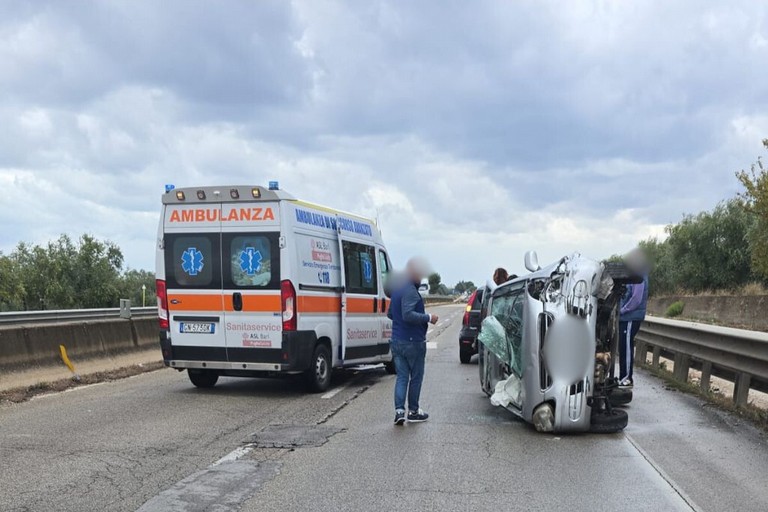 Incidente sulla SP 231: auto si ribalta