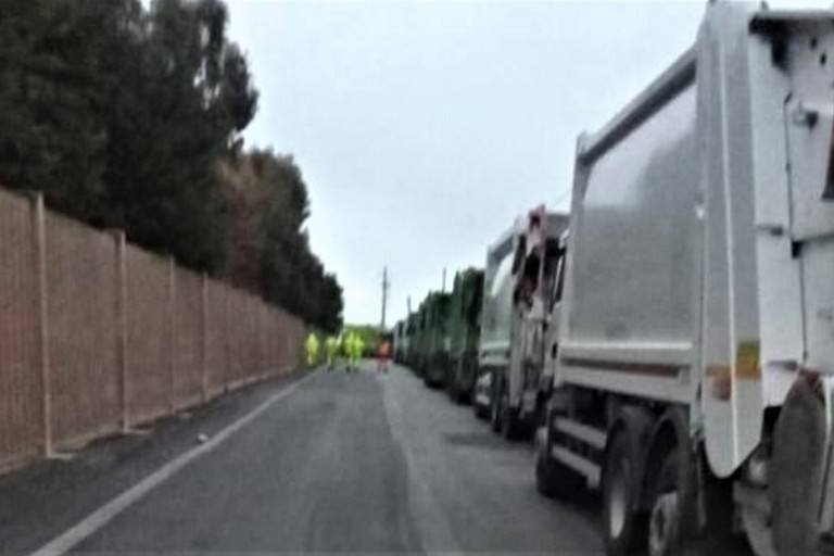 Camion fermi a Conversano