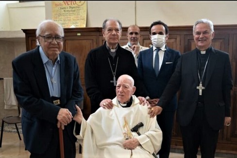 Don Michele Marella in compagnia del vescovo e del sindaco