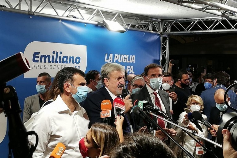 Michele Emiliano in festa