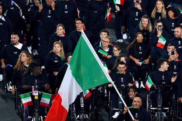 Luca Mazzone durante la cerimonia di apertura delle Paralimpiadi di Parigi 2024