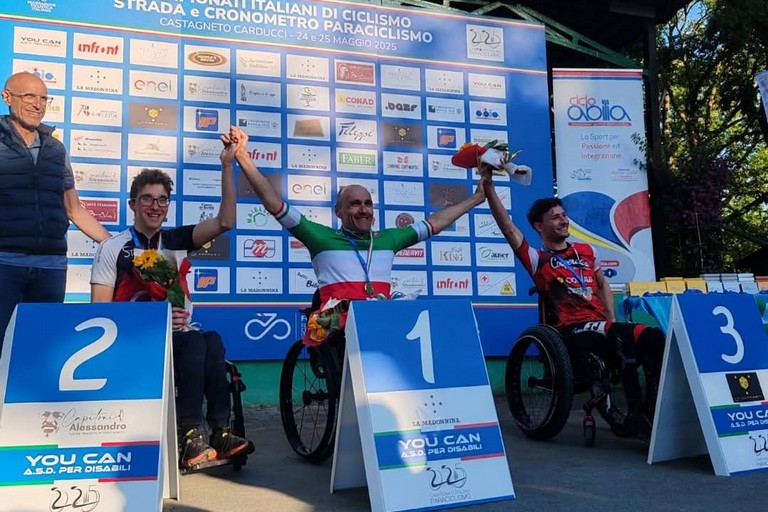 Luca Mazzone sul podio della cronometro Tricolore