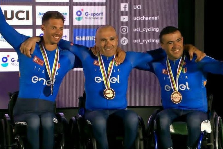 Luca Mazzone sul podio mondiale del team realy