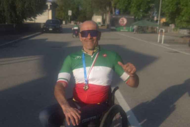 Luca Mazzone con la maglia Tricolore