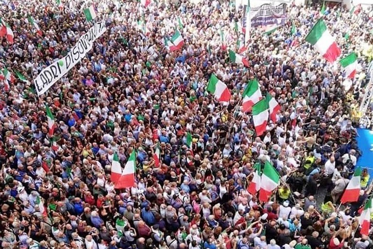 La piazza piena e lo striscione 