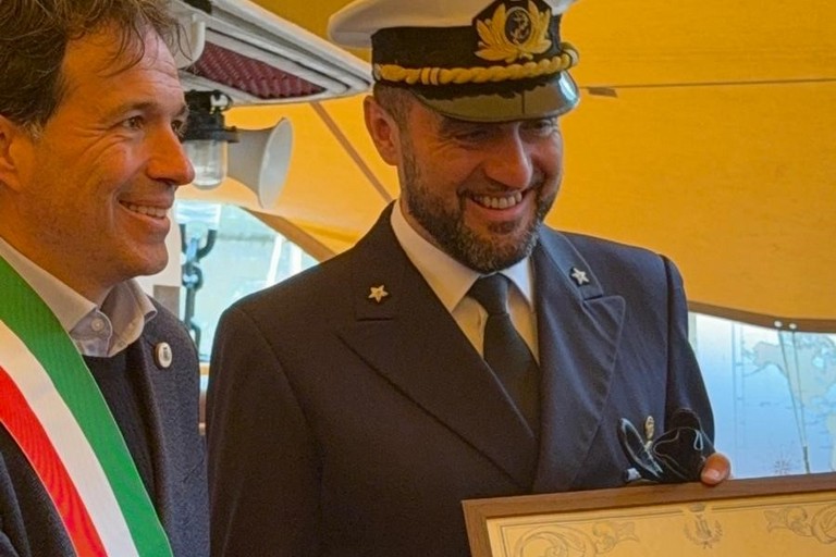 Il Sindaco Michelangelo De Chirico a bordo dellAmerigo Vespucci