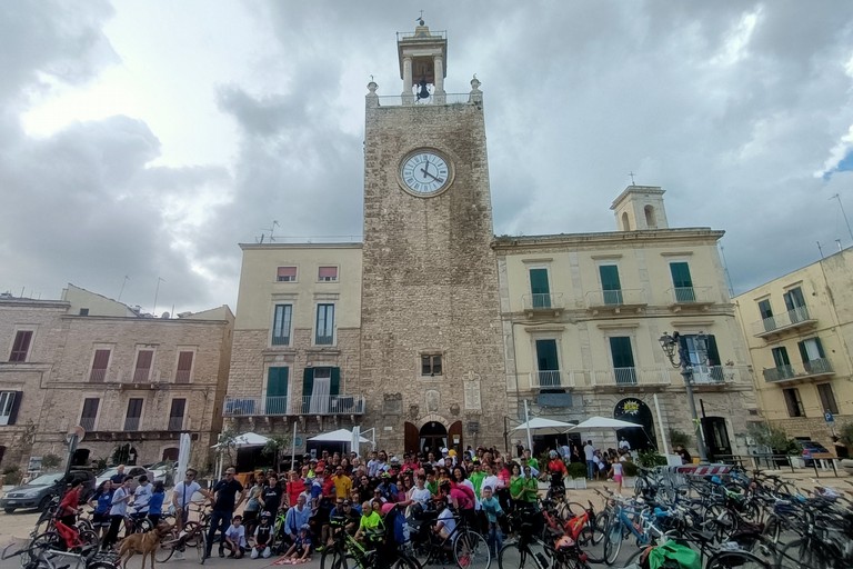 La foto ai piedi della Torre Normanna all'arrivo di 'Domenica in Bici'. <span>Foto Francesco Pitto'</span>